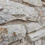 Ma tutto l�edificio � una sorta di monumento all�ambiente bucolico e murgiano in particolare. L�intero castelletto � stato infatti realizzato posando una sull�altra le pietre della Murgia